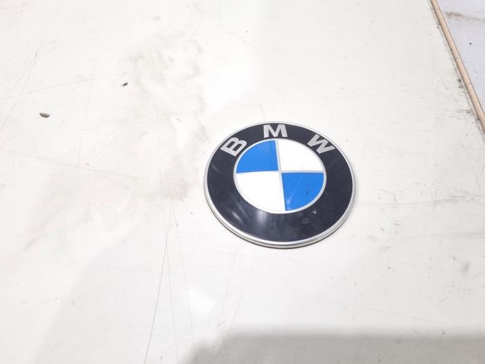 Używane Emblemat BMW 1 serie (F21) 118i 1.5 TwinPower 12V Cena € 25,00 Procedura marży oferowane przez GEJO Revisie & Onderdelen BV