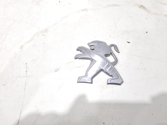 Begagnade Emblem Peugeot Partner (EA//EF/EN/EU) 1.5 BlueHDi 100 Pris € 25,00 Marginaltabell erbjuds av GEJO Revisie & Onderdelen BV