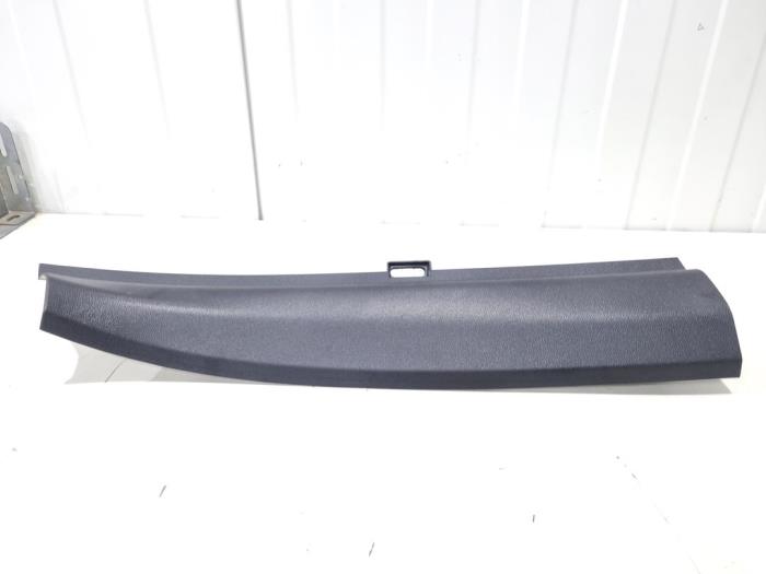 Używane Tapicerka tylnej klapy Volvo XC60 II (UZ) 2.0 T6 16V Recharge, Twin Engine AWD Cena € 25,00 Procedura marży oferowane przez GEJO Revisie & Onderdelen BV