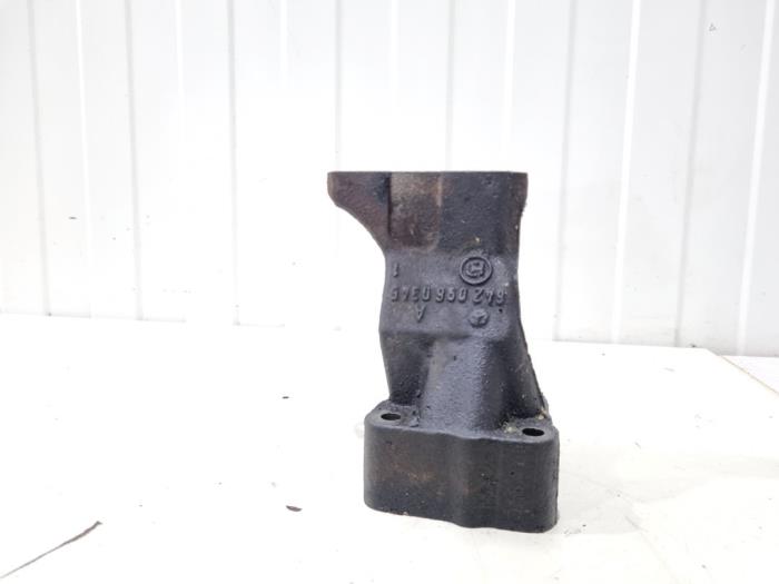 Engine mount bracket