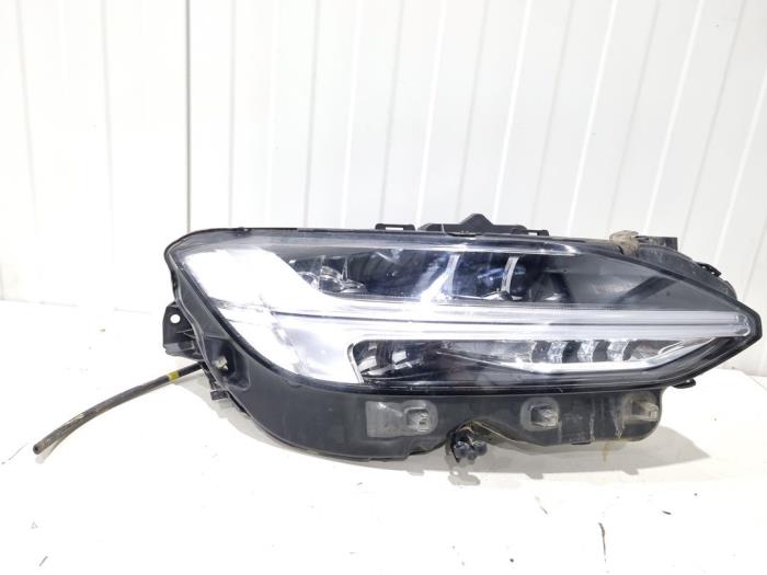 Używane Reflektor prawy Volvo S90 II 2.0 T8 Twin Engine 16V AWD Cena € 950,00 Procedura marży oferowane przez GEJO Revisie & Onderdelen BV