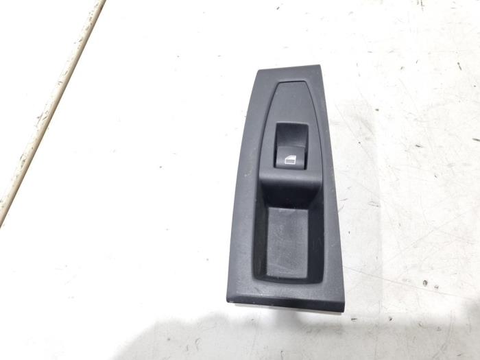 Usados Interruptor de ventanilla eléctrica BMW 2 serie Active Tourer (F45) 218i 1.5 TwinPower Turbo 12V Precio € 0,99 Norma de margen ofrecido por GEJO Revisie & Onderdelen BV