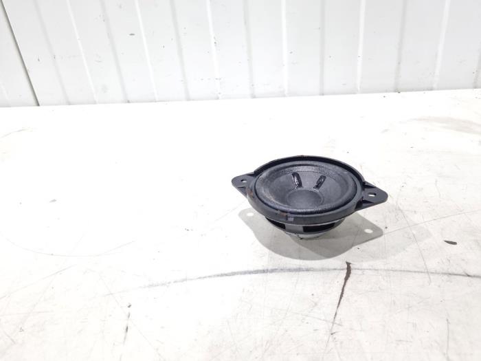 Parcel shelf speaker