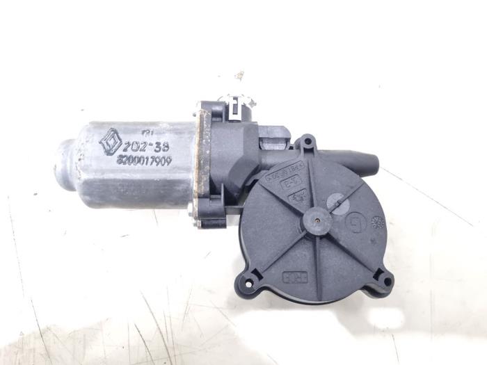 Usados Motor de ventanilla de puerta Renault Espace (JK) 2.0 16V Turbo Precio € 22,50 Norma de margen ofrecido por GEJO Revisie & Onderdelen BV