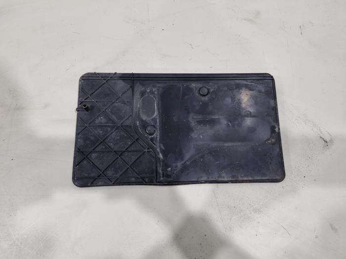 Begagnade Batterilock Toyota Avensis Wagon (T27) 2.0 16V D-4D-F Pris € 15,00 Marginaltabell erbjuds av GEJO Revisie & Onderdelen BV