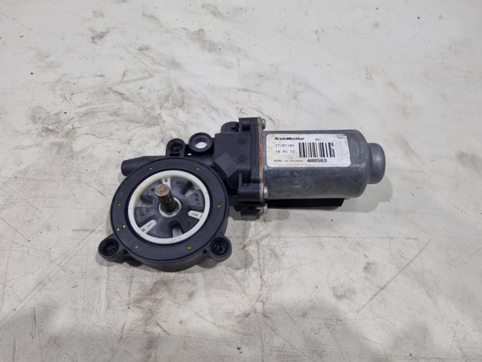 Usados Motor de ventanilla de puerta Renault Espace (JK) 2.0 16V Turbo Precio € 19,00 Norma de margen ofrecido por GEJO Revisie & Onderdelen BV