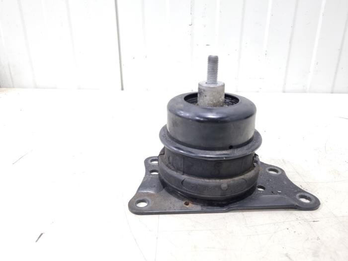 Engine mount from a Audi A1 (8X1/8XK) 1.4 TFSI 16V 122 2011