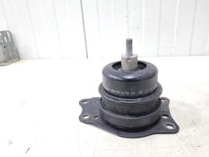 Engine mount from a Audi A1 (8X1/8XK) 1.4 TFSI 16V 122 2011