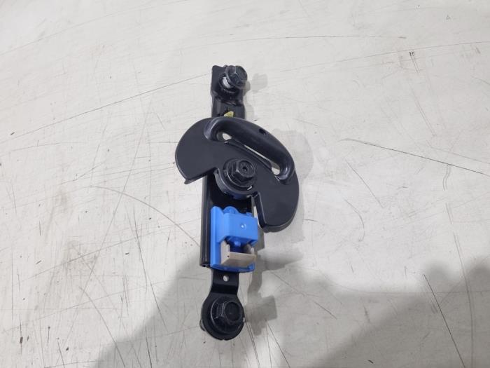 Usagé Guide ceinture de sécurité Hyundai Bayon 1.0 T-GDI 12V Mild Hybrid 48V Prix € 10,00 Règlement à la marge proposé par GEJO Revisie & Onderdelen BV