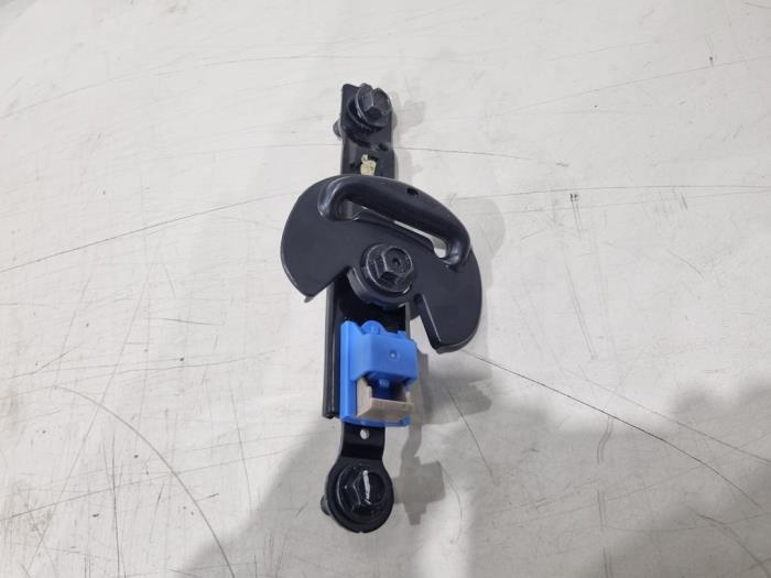 Usagé Guide ceinture de sécurité Hyundai Bayon 1.0 T-GDI 12V Mild Hybrid 48V Prix € 10,00 Règlement à la marge proposé par GEJO Revisie & Onderdelen BV