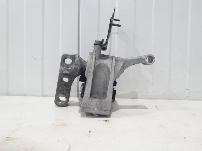Engine mount from a Audi Q3 (8UB/8UG) 2.0 TDI 16V 150 Quattro 2015