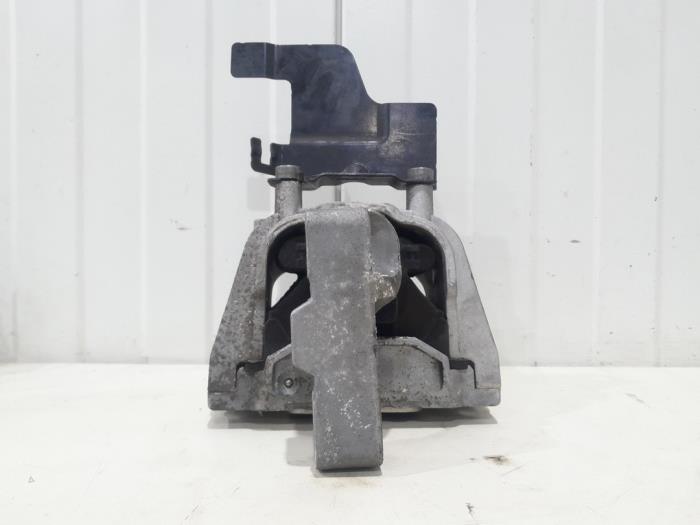 Usagé Support moteur Audi Q3 (8UB/8UG) 2.0 TDI 16V 150 Quattro Prix € 9,00 Règlement à la marge proposé par GEJO Revisie & Onderdelen BV