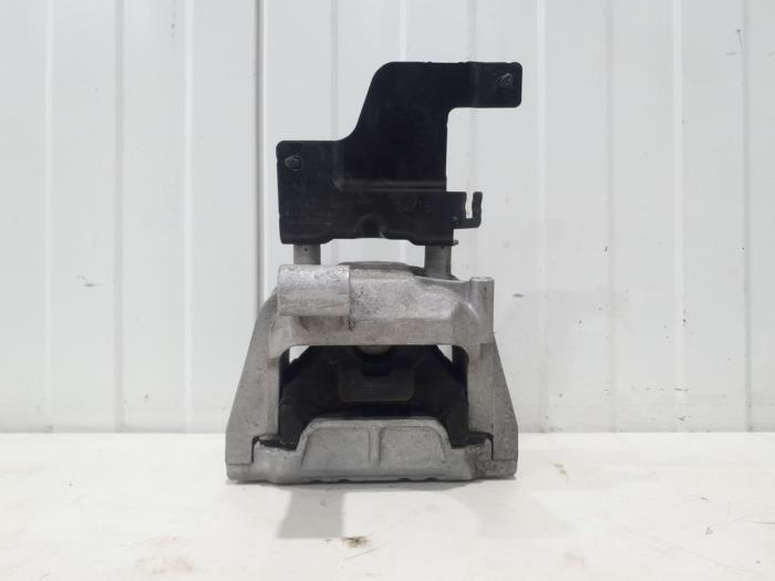 Engine mount from a Audi Q3 (8UB/8UG) 2.0 TDI 16V 150 Quattro 2015
