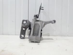 Engine mount from a Audi Q3 (8UB/8UG) 2.0 TDI 16V 150 Quattro 2015