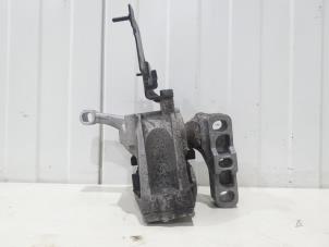 Engine mount from a Audi Q3 (8UB/8UG) 2.0 TDI 16V 150 Quattro 2015