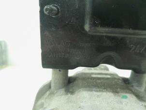 Engine mount from a Audi Q3 (8UB/8UG) 2.0 TDI 16V 150 Quattro 2015