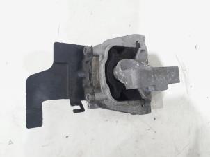 Engine mount from a Audi Q3 (8UB/8UG) 2.0 TDI 16V 150 Quattro 2015