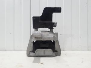 Engine mount from a Audi Q3 (8UB/8UG) 2.0 TDI 16V 150 Quattro 2015