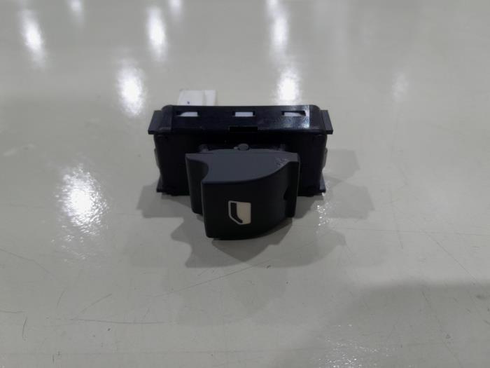 Usados Interruptor de ventanilla eléctrica Citroen C3 (CB/CC) ë-C3 Comfort Range 44 kWh Precio € 25,00 Norma de margen ofrecido por GEJO Revisie & Onderdelen BV