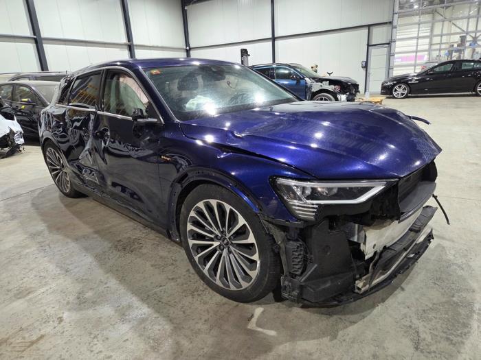 Używane Element karoserii prawy przód Audi e-tron (GEN) 55 quattro Cena € 250,00 Procedura marży oferowane przez GEJO Revisie & Onderdelen BV