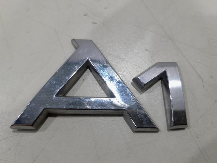 Używane Emblemat Audi A1 Sportback (GBA) 1.0 30 TFSI 12V Cena € 4,95 Procedura marży oferowane przez GEJO Revisie & Onderdelen BV