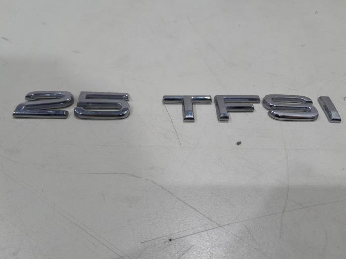 Używane Emblemat Audi A1 Sportback (GBA) 1.0 30 TFSI 12V Cena € 14,00 Procedura marży oferowane przez GEJO Revisie & Onderdelen BV