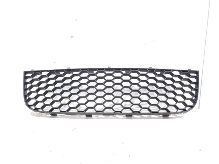 Begagnade Grill Volkswagen Golf V (1K1) 2.0 TFSI GTI 16V Pris € 15,00 Marginaltabell erbjuds av GEJO Revisie & Onderdelen BV
