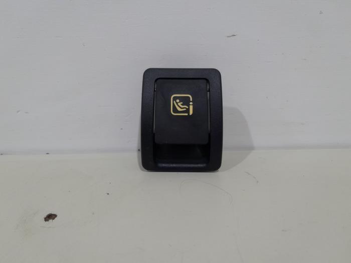 Usagé Divers Mercedes C (W205) C-180 1.6 CDI BlueTEC, C-180 d 16V Prix € 5,00 Règlement à la marge proposé par GEJO Revisie & Onderdelen BV