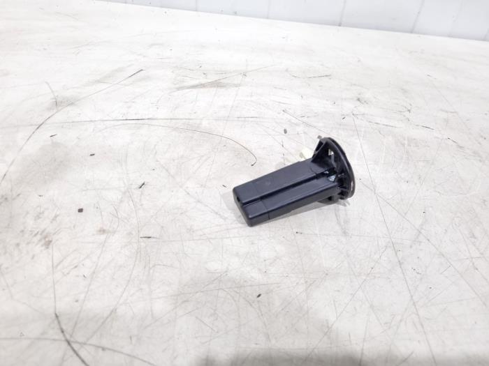 Używane Antena Mercedes C (W205) C-180 1.6 CDI BlueTEC, C-180 d 16V Cena € 24,00 Procedura marży oferowane przez GEJO Revisie & Onderdelen BV
