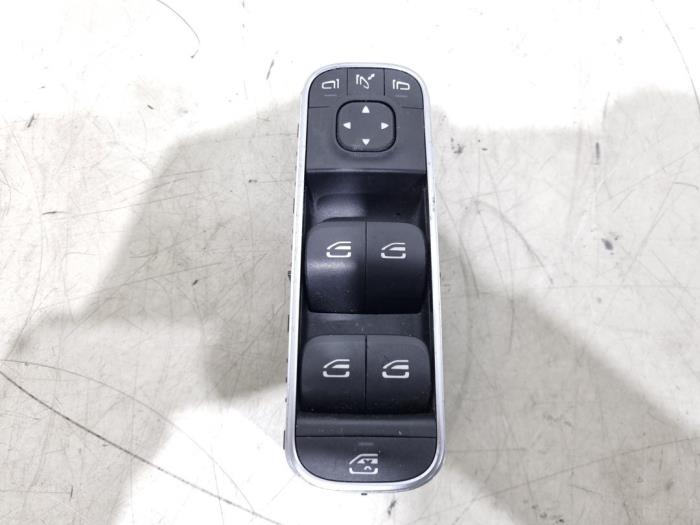 Usados Interruptor combinado de ventanillas Mercedes A (177.0) 2.0 A-220 Turbo 16V Precio € 38,00 Norma de margen ofrecido por GEJO Revisie & Onderdelen BV