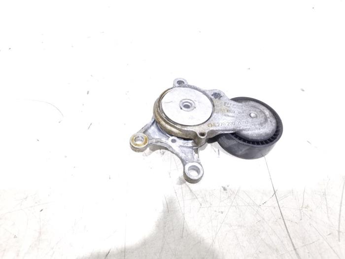 Usados Rodillo tensor correa múltiple Mercedes A (177.0) 2.0 A-220 Turbo 16V Precio € 14,95 Norma de margen ofrecido por GEJO Revisie & Onderdelen BV