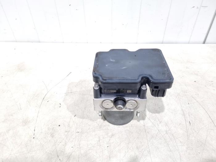 Begagnade ABS-pump Jaguar XE 2.0d 180 16V AWD Pris € 99,00 Marginaltabell erbjuds av GEJO Revisie & Onderdelen BV