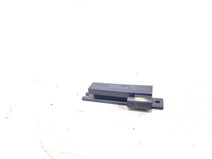 Używane Keyless Entry-Antena Jaguar XE 2.0d 180 16V AWD Cena € 4,00 Procedura marży oferowane przez GEJO Revisie & Onderdelen BV