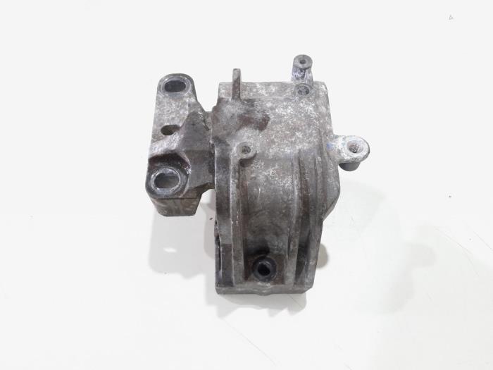 Used Engine mount Volkswagen Passat Variant (3C5) Price € 9,00 Margin scheme offered by GEJO Revisie & Onderdelen BV