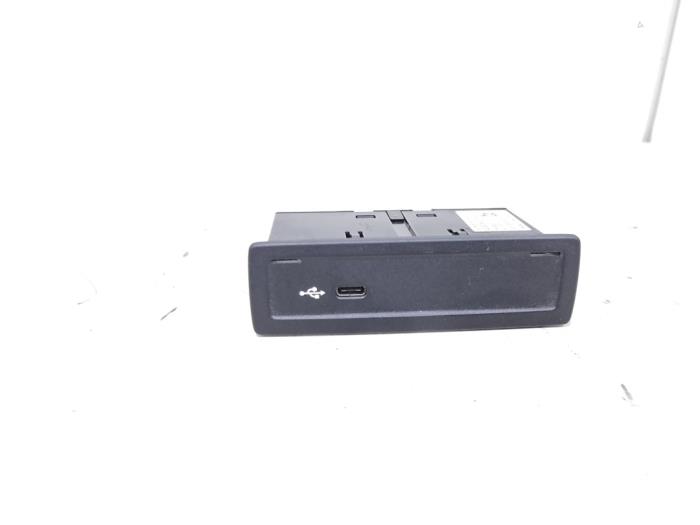 Begagnade USB-modul Mercedes A (177.0) 1.3 A-200 Turbo 16V Pris € 19,00 Marginaltabell erbjuds av GEJO Revisie & Onderdelen BV