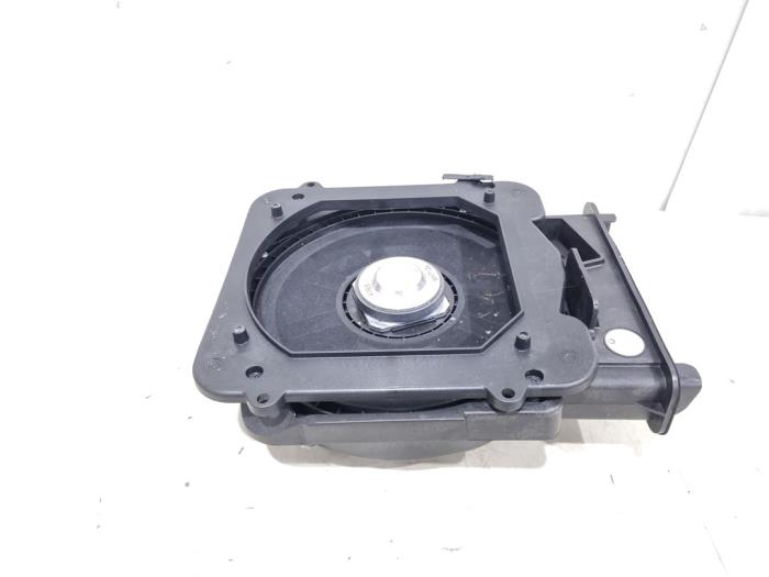 Używane Subwoofer BMW 2 serie Active Tourer (F45) 216d 1.5 TwinPower Turbo 12V Cena € 39,00 Procedura marży oferowane przez GEJO Revisie & Onderdelen BV