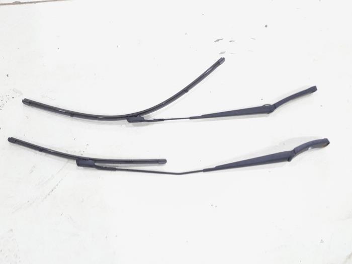 Gebrauchte Scheibenwischerarm-Set Volkswagen Polo VI (AW1) 1.0 MPi 12V Preis € 20,00 Margenregelung angeboten von GEJO Revisie & Onderdelen BV