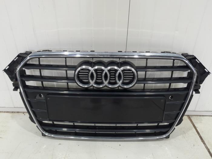 Używane Grill Audi A4 Avant (B8) 1.8 TFSI 16V Cena € 200,00 Procedura marży oferowane przez GEJO Revisie & Onderdelen BV