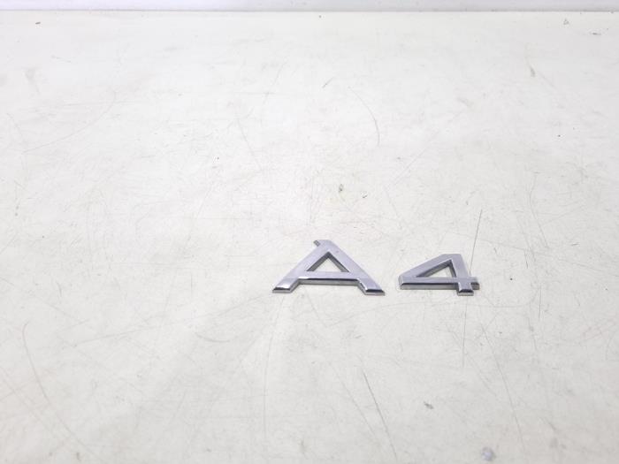 Używane Emblemat Audi A4 Avant (B9) 2.0 TDI 16V Cena € 10,00 Procedura marży oferowane przez GEJO Revisie & Onderdelen BV