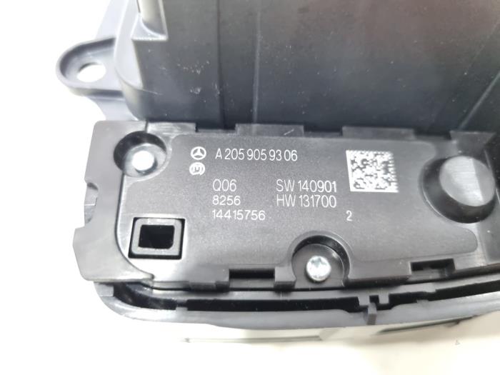 On-board computer controller from a Mercedes-Benz C Estate (S205) C-220d 2.0 Turbo 16V 2018