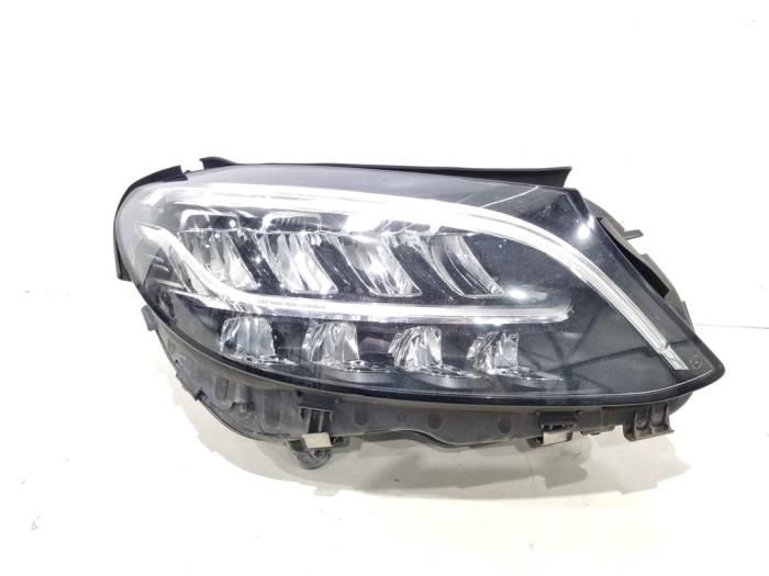 Używane Reflektor prawy Mercedes C Estate (S205) C-220d 2.0 Turbo 16V Cena € 600,00 Procedura marży oferowane przez GEJO Revisie & Onderdelen BV