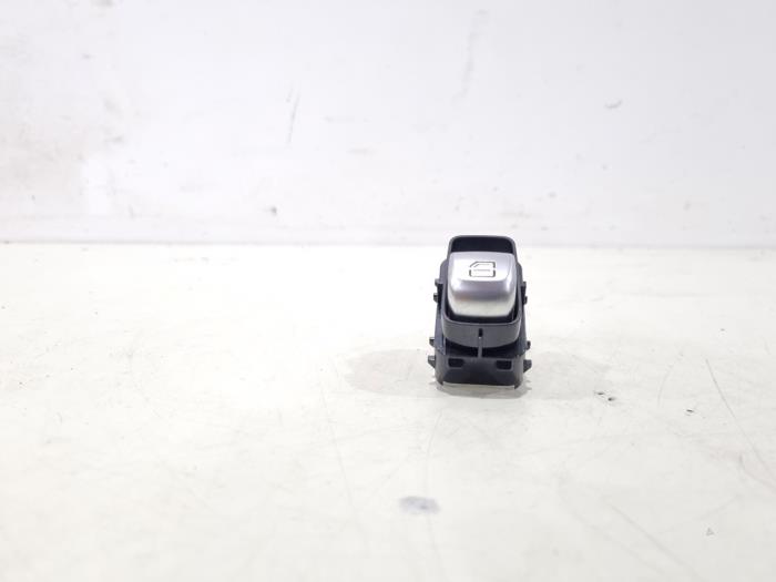 Usados Interruptor de ventanilla eléctrica Mercedes C Estate (S205) C-220d 2.0 Turbo 16V Precio € 9,00 Norma de margen ofrecido por GEJO Revisie & Onderdelen BV