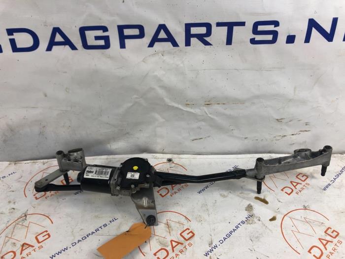 Front wiper motor from a Mercedes-Benz CLA (117.3) 1.6 CLA-180 16V 2017