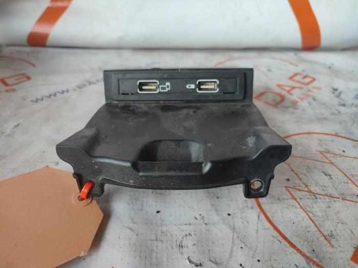 Usagé Module USB Mercedes ML II (164/4JG) 3.0 ML-320 CDI 4-Matic V6 24V Prix € 45,00 Règlement à la marge proposé par Dag Parts