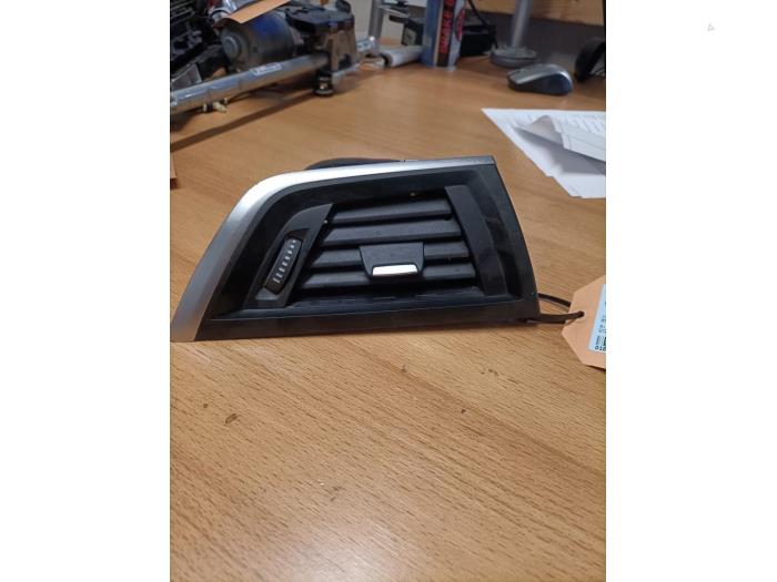 Rejilla de aire de salpicadero de un BMW 1 serie (F20) 116i 1.5 12V 2018