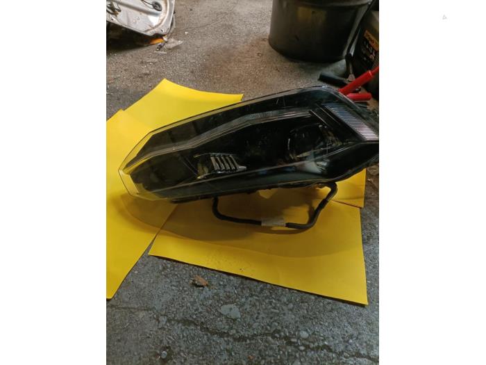 Headlight, right from a Volkswagen Polo VI (AW1) 1.0 12V BlueMotion Technology 2019