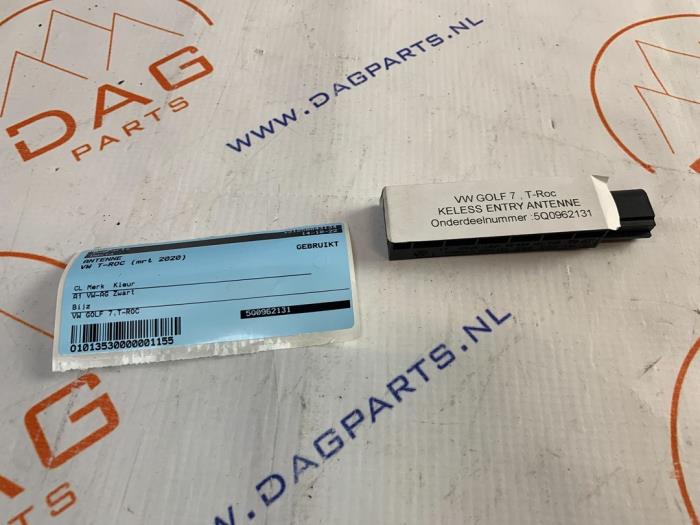Begagnade Antenn Volkswagen T-Roc I 1.5 TSI Evo BMT 16V Pris € 5,00 Marginaltabell erbjuds av Dag Parts