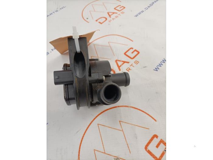 Begagnade Extra vattenpump Volkswagen Golf VII (AUA) 1.0 TSI 12V BlueMotion Pris € 25,00 Marginaltabell erbjuds av Dag Parts