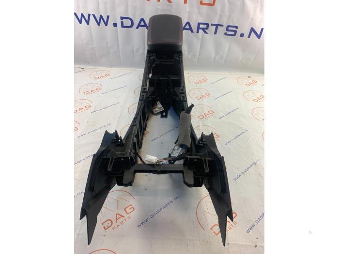 Begagnade Armstöd Mercedes A (177.0) 2.0 A-220 Turbo 16V Pris € 120,00 Marginaltabell erbjuds av Dag Parts
