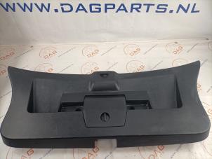 Używane Tapicerka tylnej klapy Volkswagen Polo VI (AW1) 1.0 12V BlueMotion Technology Cena € 32,00 Procedura marży oferowane przez DagParts
